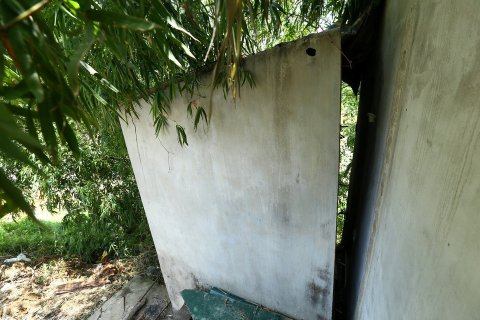 Sạt lở bờ sông khu vực xóm Giữa (xã Tốt Động) gây ảnh hưởng tới nhà hộ dân. (Ảnh: Minh Quyết/TTXVN)