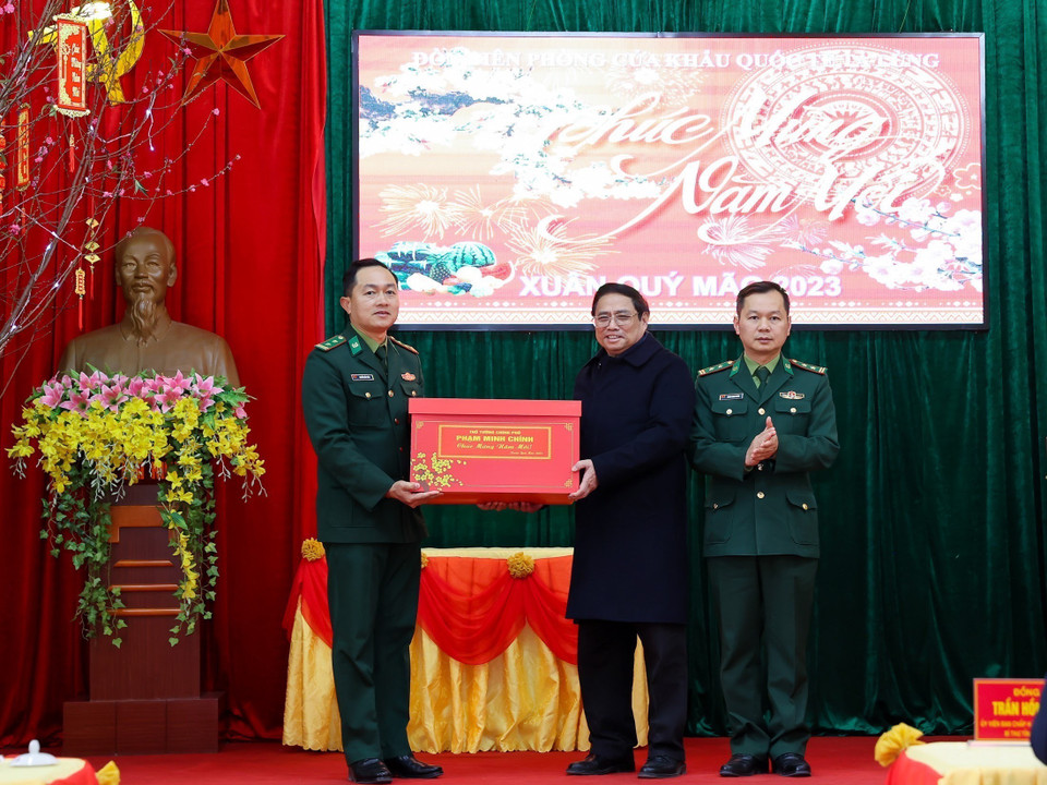 Thủ tướng Phạm Minh Chính tặng quà Tết cho cán bộ, chiến sỹ Đồn Biên phòng Tà Lùng. (Ảnh: Dương Giang/TTXVN)