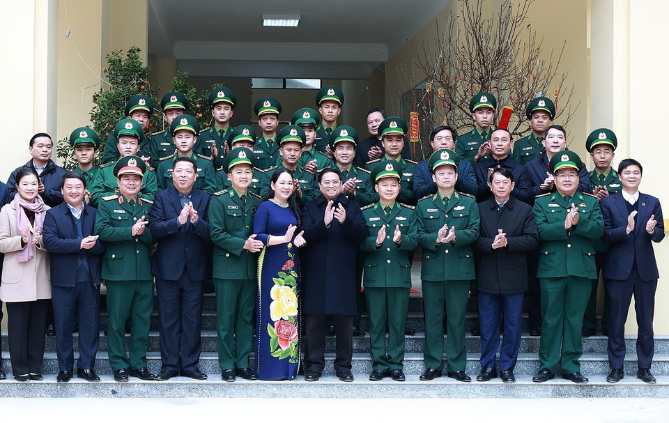 Thủ tướng Phạm Minh Chính với cán bộ, chiến sỹ Đồn Biên phòng Tà Lùng. (Ảnh: Dương Giang/TTXVN)