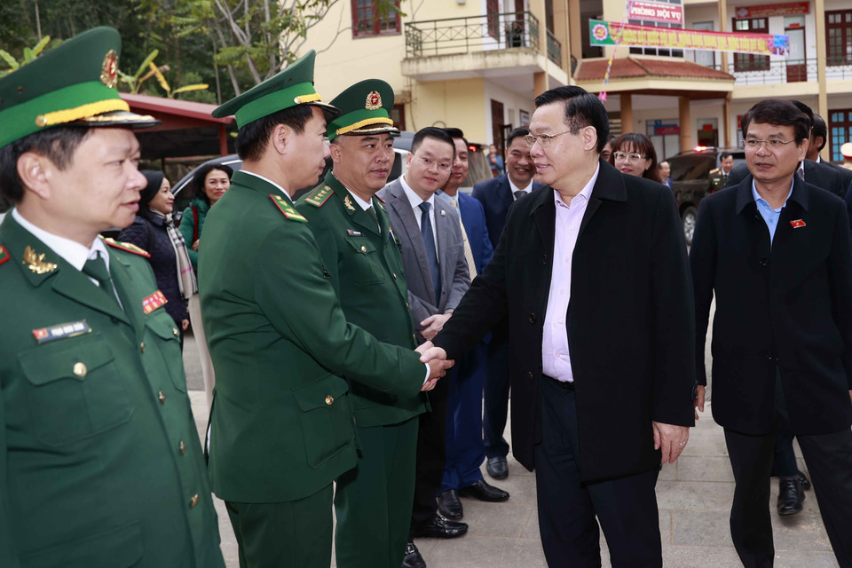 Chủ tịch Quốc hội Vương Đình Huệ thăm và tặng quà lực lượng vũ trang, gia đình chính sách, hộ nghèo, đồng bào dân tộc thiểu số, công nhân, người lao động có hoàn cảnh khó khăn trên địa bàn huyện Bát Xát, tỉnh Lào Cai. (Ảnh: Doãn Tấn/TTXVN)