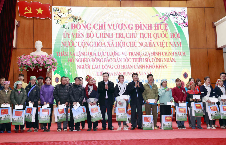Chủ tịch Quốc hội Vương Đình Huệ tặng quà Tết cho gia đình chính sách, hộ nghèo, đồng bào dân tộc thiểu số, công nhân, người lao động có hoàn cảnh khó khăn trên địa bàn huyện Bát Xát, tỉnh Lào Cai. (Ảnh: Doãn Tấn/TTXVN)
