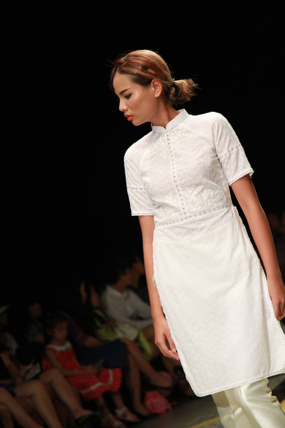 Với những họa tiết hoa chìm tinh tế. (Ảnh: Xuân Mai/Vietnam+)