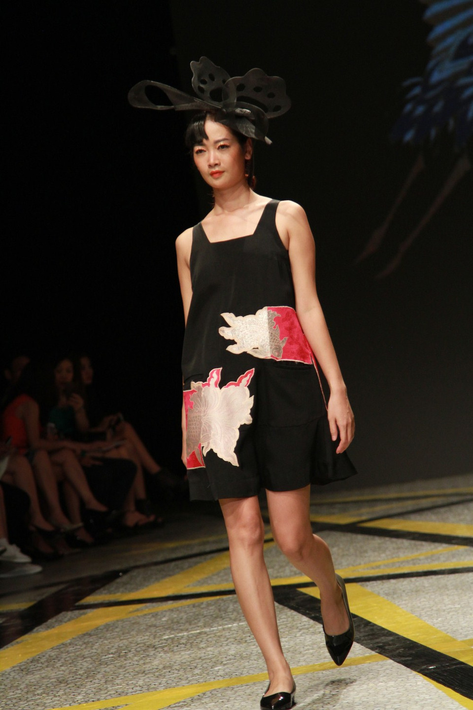 Bằng hai chất liệu vải vô cùng đặc biệt... (Ảnh: Xuân Mai/Vietnam+)