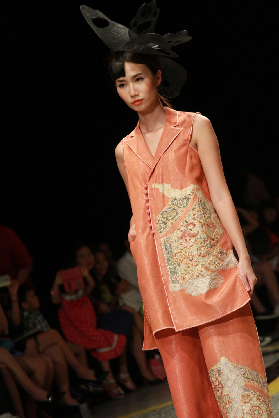 Vừa trở về từ Nhật Bản, nhà thiết kế Minh Hạnh tiếp tục tạo nên sắc thái mới cho mùa thời trang Xuân Hè 2016... (Ảnh: Xuân Mai/Vietnam+)