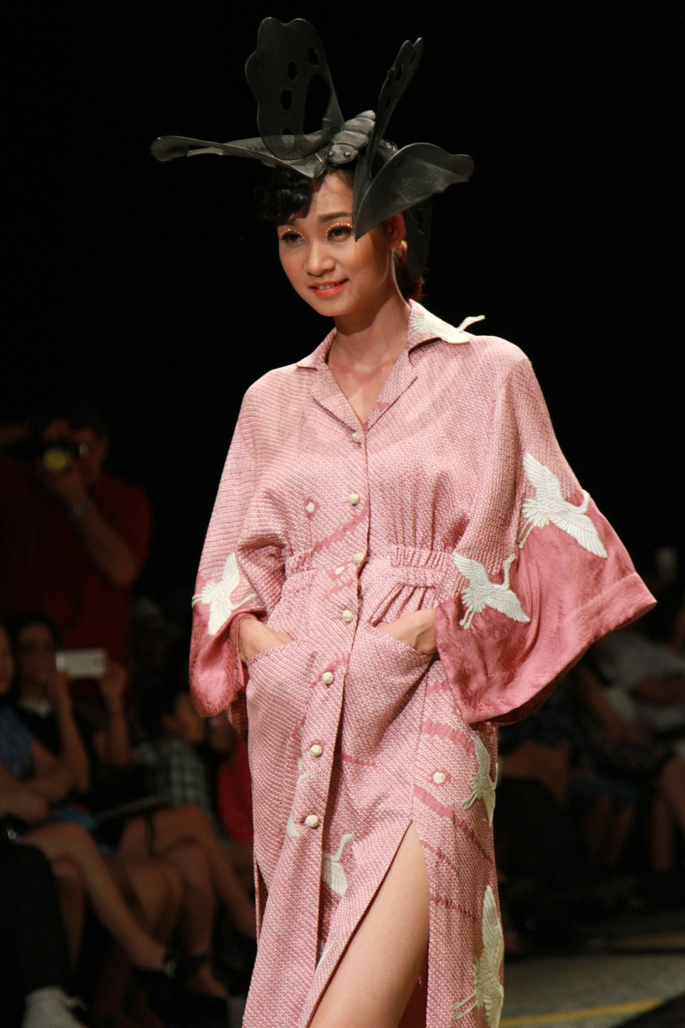Là bộ sưu tập khép lại đêm trình diễn, nhà thiết kế Minh Hạnh đã để lại một dư âm đẹp trong lòng công chúng yêu thời trang trong nước. (Ảnh: Xuân Mai/Vietnam+)