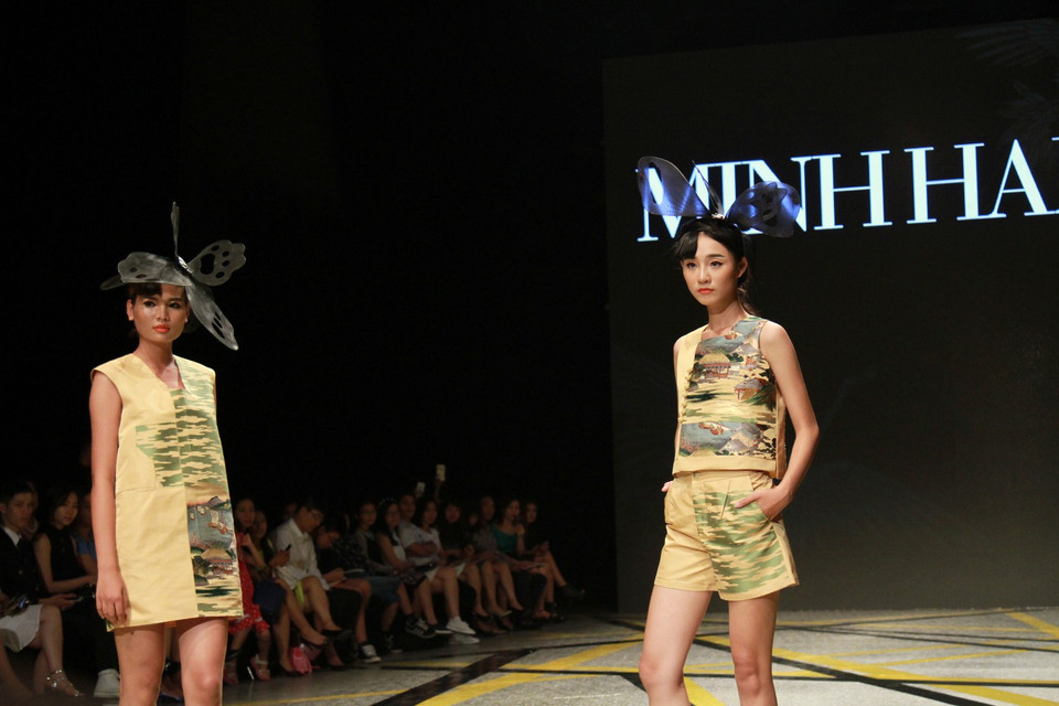 Và chất liệu thượng đẳng của thời trang là Indigo. (Ảnh: Xuân Mai/Vietnam+)