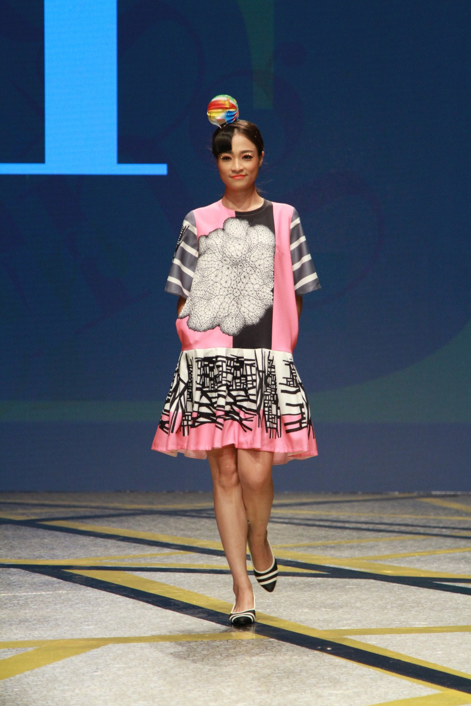 Lần trở lại với Tuần lễ thời trang Việt Nam Xuân Hè 2016 này, nhà thiết kế Hiền Đặng giới thiệu một bộ sưu tập mang sắc thái mới...(Ảnh: Xuân Mai/Vietnam+)