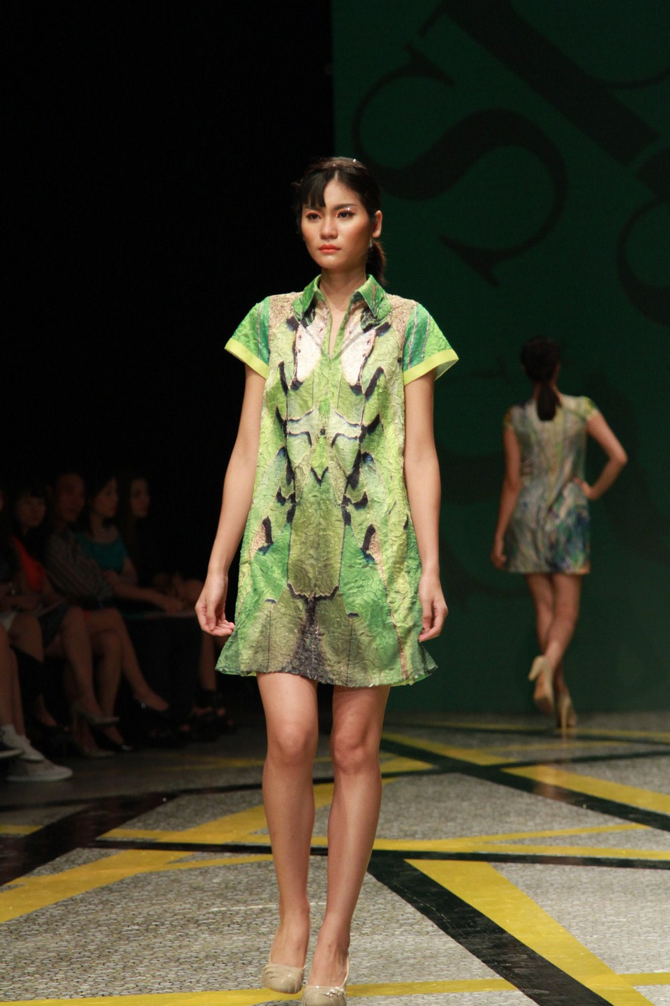 Nhà thiết kế vẫn sử dụng công nghệ in digital. (Ảnh: Xuân Mai/Vietnam+)