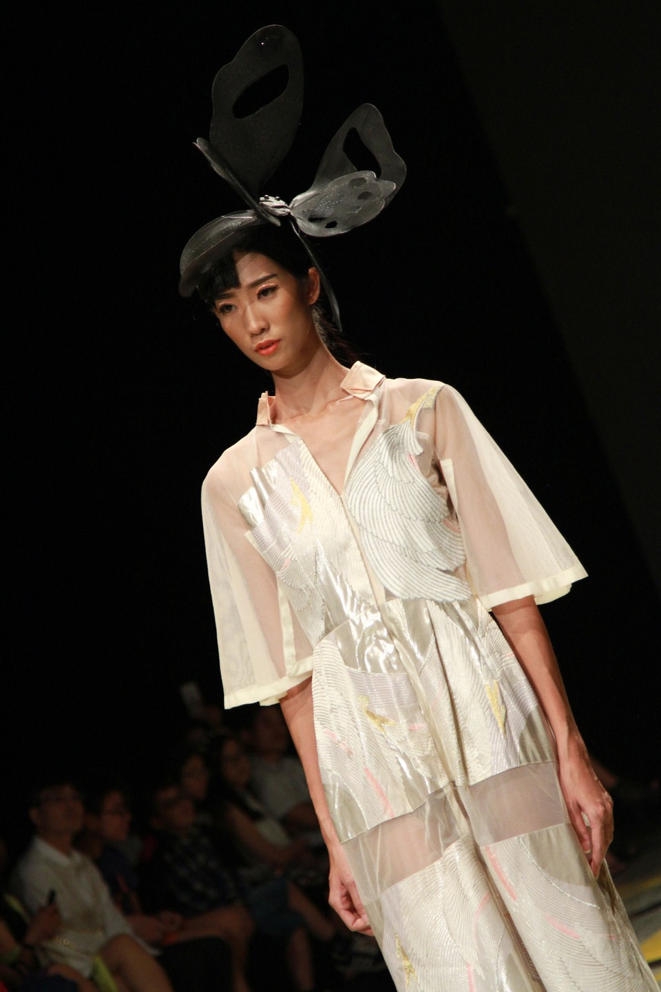 Những thiết kế thời trang của nhà thiết kế Minh Hạnh luôn rất dễ nhận biết cho dù được sử dụng chất liệu gì. (Ảnh: Xuân Mai/Vietnam+)