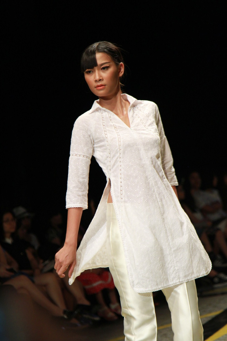 Tinh khôi và tươi mới có lẽ là cảm giác đúng nhất khi ngắm nhìn những thiết kế sắc màu trắng... (Ảnh: Xuân Mai/Vietnam+)