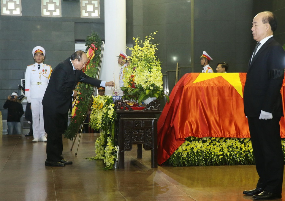 Thủ tướng Nguyễn Xuân Phúc viếng đồng chí Nguyễn Văn Trân. (Ảnh: Lâm Khánh/TTXVN)