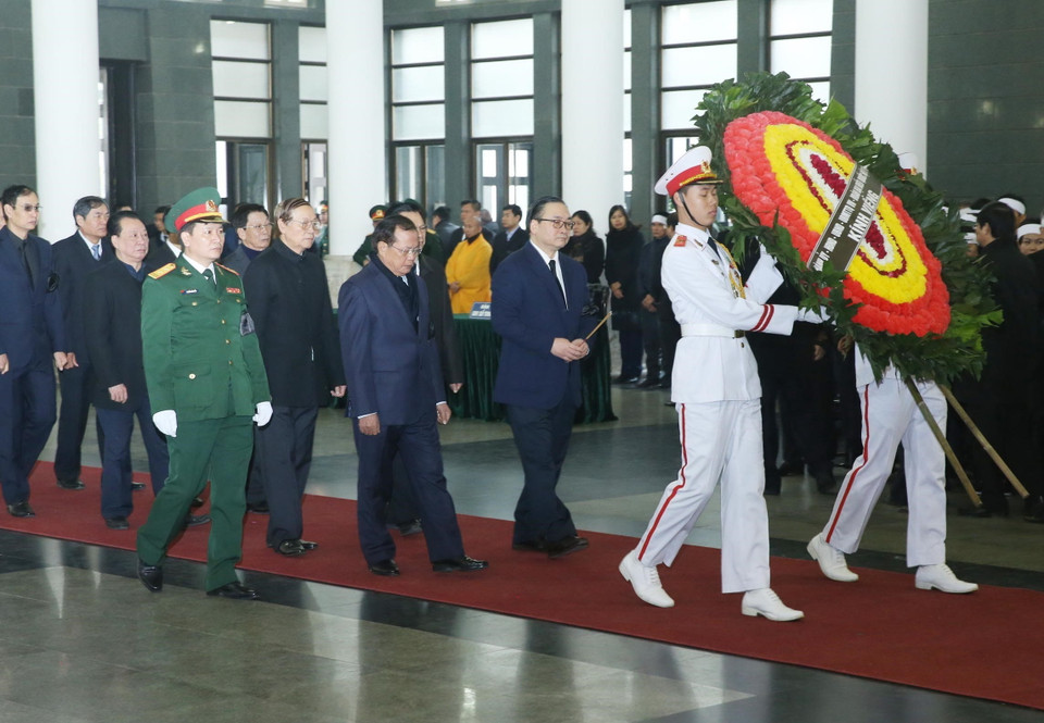 Đoàn đại biểu Thành ủy, Hội đồng Nhân dân, Ủy ban Nhân dân, Ủy ban Mặt trận Tổ quốc Việt Nam thành phố Hà Nội do Ủy viên Bộ Chính trị, Bí thư Thành ủy Hà Nội Hoàng Trung Hải dẫn đầu, viếng đồng chí Nguyễn Văn Trân. (Ảnh: Lâm Khánh/TTXVN)