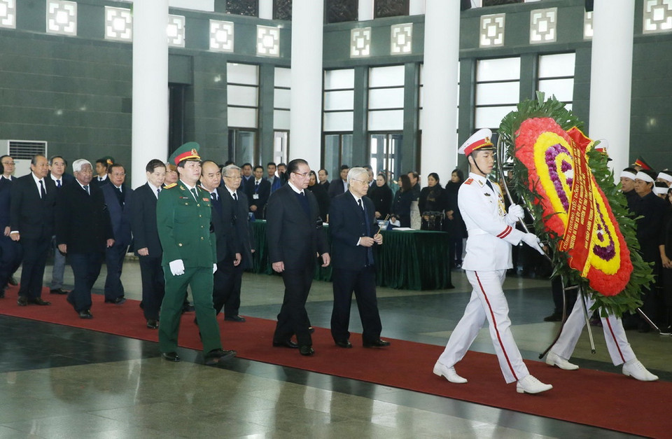Đoàn đại biểu Ban Chấp hành Trung ương Đảng do Tổng Bí thư, Chủ tịch nước Nguyễn Phú Trọng dẫn đầu, viếng đồng chí Nguyễn Văn Trân. (Ảnh: Lâm Khánh/TTXVN)