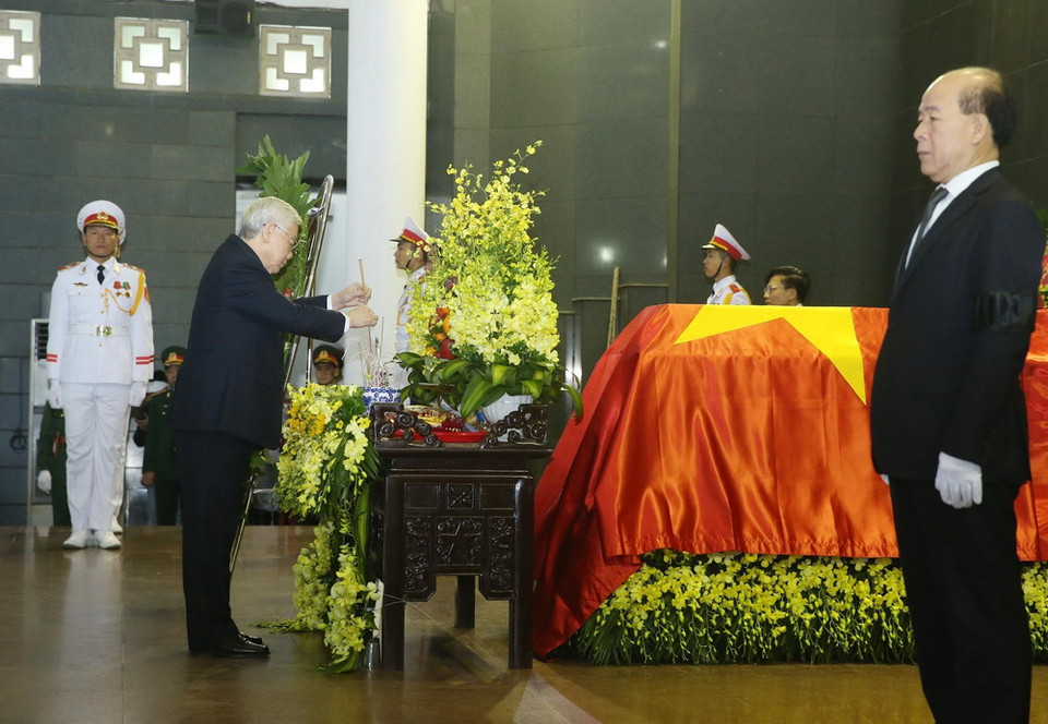 Sáng 14/12, Lễ tang đồng chí Nguyễn Văn Trân, nguyên Bí thư Trung ương Đảng, nguyên Bí thư Xứ ủy Bắc Kỳ, nguyên Bí thư Thành ủy Hà Nội, Đại biểu Quốc hội từ khóa I đến VII được cử hành trọng thể với nghi thức lễ tang cấp Nhà nước tại Nhà tang lễ Quốc gia (số 5 Trần Thánh Tông, Hà Nội). Trong ảnh: Tổng Bí thư, Chủ tịch nước Nguyễn Phú Trọng viếng đồng chí Nguyễn Văn Trân. (Ảnh: Lâm Khánh/TTXVN)