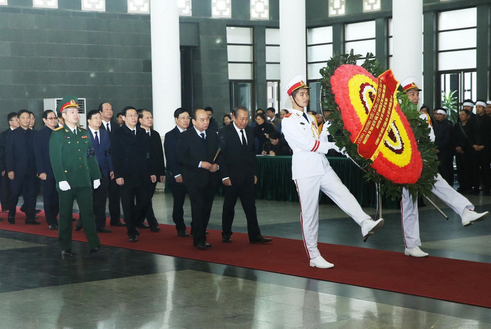 Đoàn đại biểu Chính phủ do Thủ tướng Nguyễn Xuân Phúc dẫn đầu, viếng đồng chí Nguyễn Văn Trân. (Ảnh: Lâm Khánh/TTXVN)