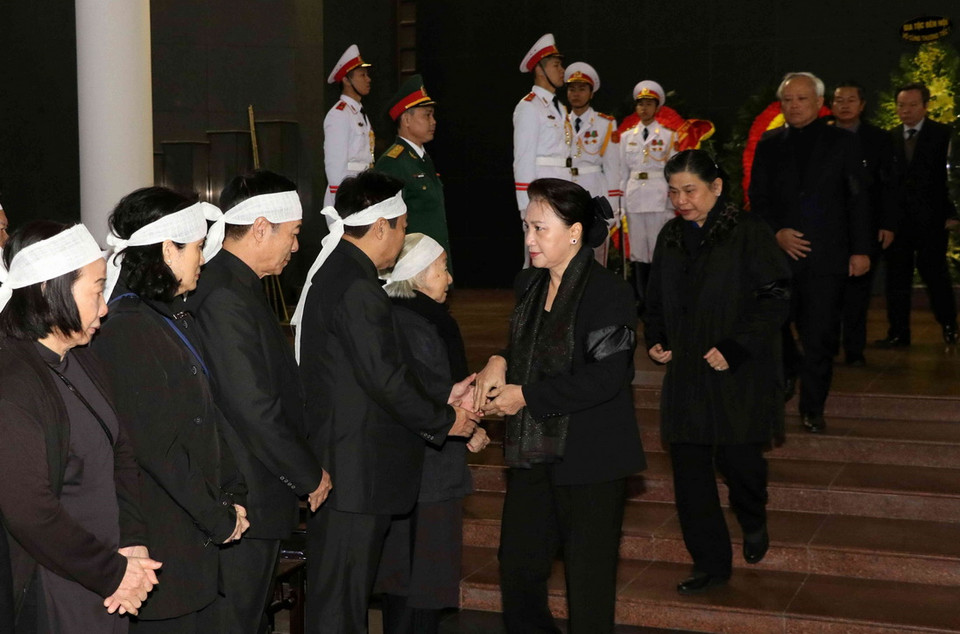 Chủ tịch Quốc hội Nguyễn Thị Kim Ngân chia buồn cùng gia quyến. (Ảnh: Văn Điệp/TTXVN)