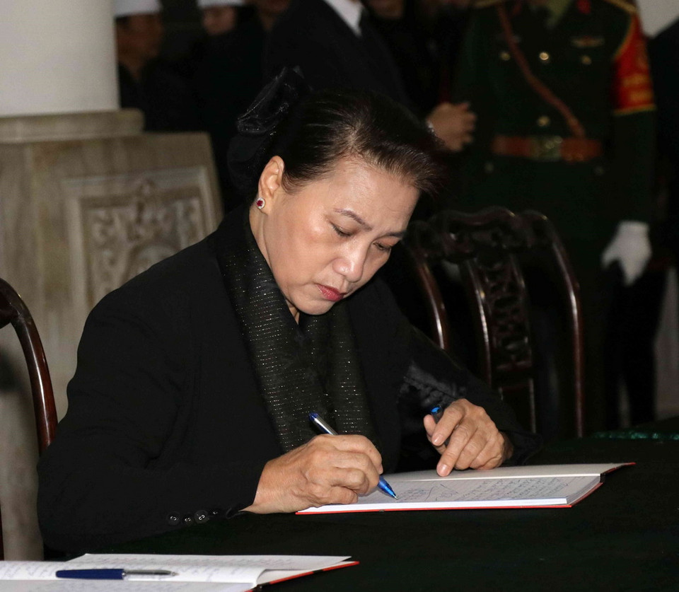 Chủ tịch Quốc hội Nguyễn Thị Kim Ngân ghi sổ tang. (Ảnh: Văn Điệp/TTXVN)
