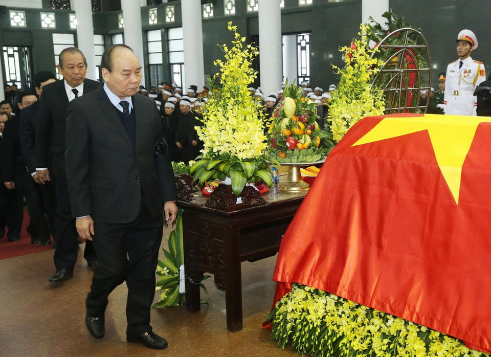 Đoàn đại biểu Chính phủ do Thủ tướng Nguyễn Xuân Phúc dẫn đầu, viếng đồng chí Nguyễn Văn Trân. (Ảnh: Lâm Khánh/TTXVN)