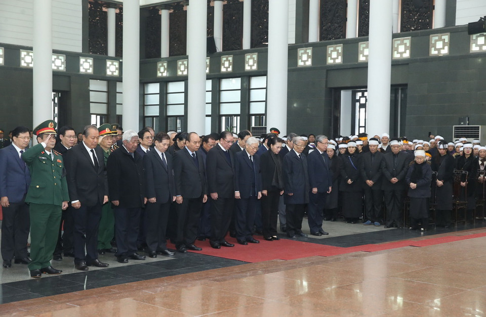 Đoàn đại biểu Ban Chấp hành Trung ương Đảng do Tổng Bí thư, Chủ tịch nước Nguyễn Phú Trọng dẫn đầu, viếng đồng chí Nguyễn Văn Trân. (Ảnh: Lâm Khánh/TTXVN)