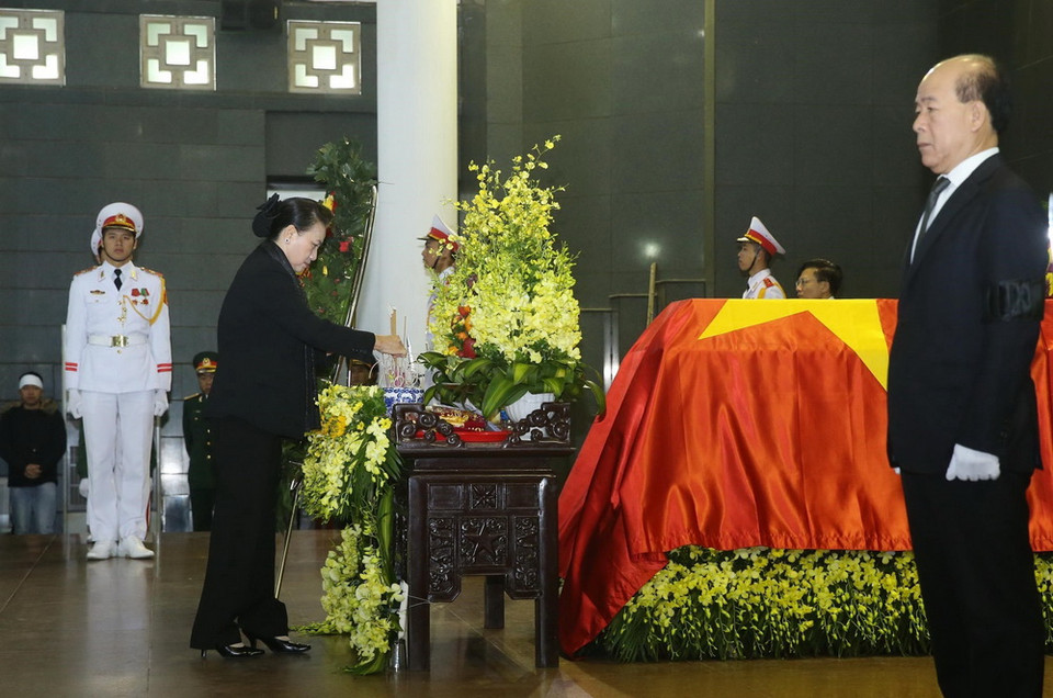 Chủ tịch Quốc hội Nguyễn Thị Kim Ngân viếng đồng chí Nguyễn Văn Trân. (Ảnh: Lâm Khánh/TTXVN)