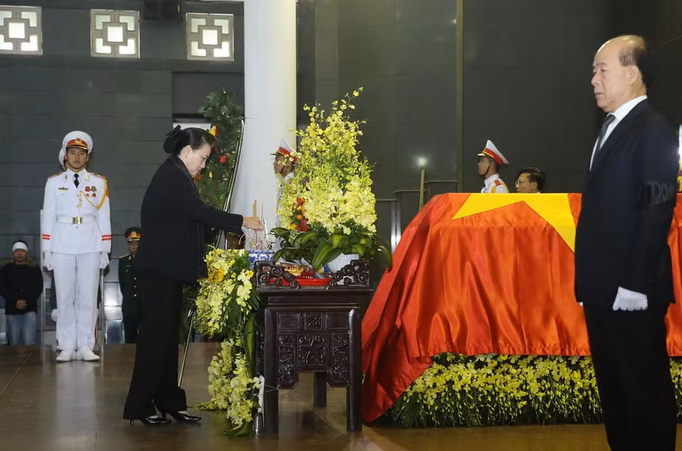 Chủ tịch Quốc hội Nguyễn Thị Kim Ngân viếng đồng chí Nguyễn Văn Trân. (Ảnh: Lâm Khánh/TTXVN)
