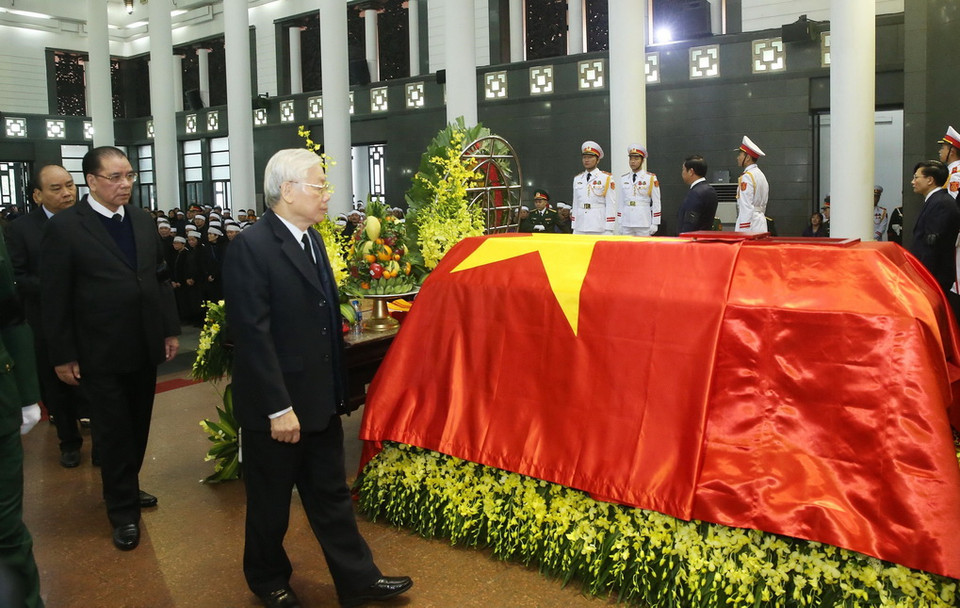 Đoàn đại biểu Ban Chấp hành Trung ương Đảng do Tổng Bí thư, Chủ tịch nước Nguyễn Phú Trọng dẫn đầu, viếng đồng chí Nguyễn Văn Trân. (Ảnh: Lâm Khánh/TTXVN)