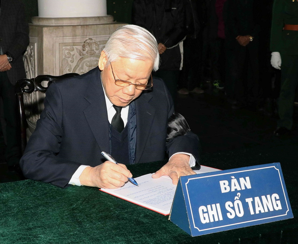 Sáng 14/12, Lễ tang đồng chí Nguyễn Văn Trân, nguyên Bí thư Trung ương Đảng, nguyên Bí thư Xứ ủy Bắc Kỳ, nguyên Bí thư Thành ủy Hà Nội, Đại biểu Quốc hội từ khóa I đến VII được cử hành trọng thể với nghi thức lễ tang cấp Nhà nước tại Nhà tang lễ Quốc gia (số 5 Trần Thánh Tông, Hà Nội). Trong ảnh: Tổng Bí thư, Chủ tịch nước Nguyễn Phú Trọng ghi sổ tang. (Ảnh: Văn Điệp/TTXVN)