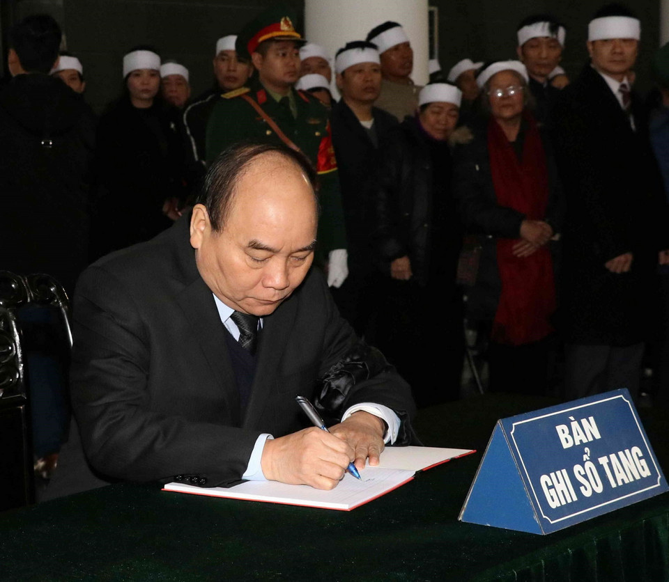 Thủ tướng Chính phủ Nguyễn Xuân Phúc ghi sổ tang. (Ảnh: Văn Điệp/TTXVN)