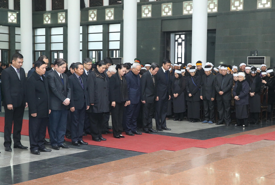 Đoàn đại biểu Quốc hội do Chủ tịch Quốc hội Nguyễn Thị Kim Ngân dẫn đầu, viếng đồng chí Nguyễn Văn Trân. (Ảnh: Lâm Khánh/TTXVN)