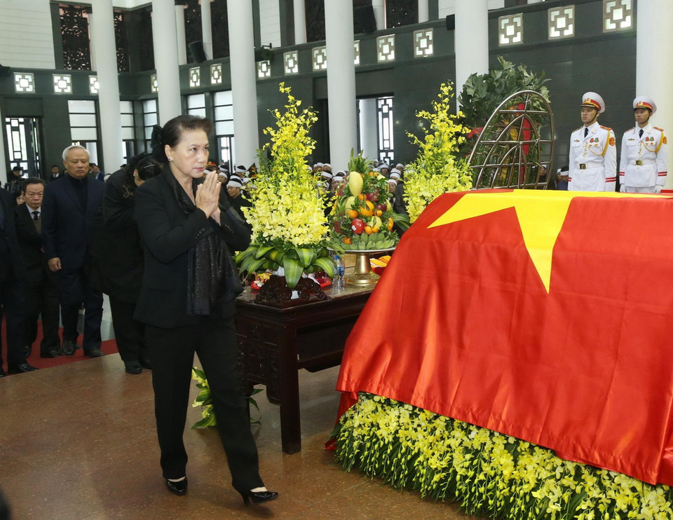 Chủ tịch Quốc hội Nguyễn Thị Kim Ngân viếng đồng chí Nguyễn Văn Trân. (Ảnh: Lâm Khánh/TTXVN)