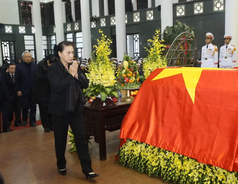 Chủ tịch Quốc hội Nguyễn Thị Kim Ngân viếng đồng chí Nguyễn Văn Trân. (Ảnh: Lâm Khánh/TTXVN)