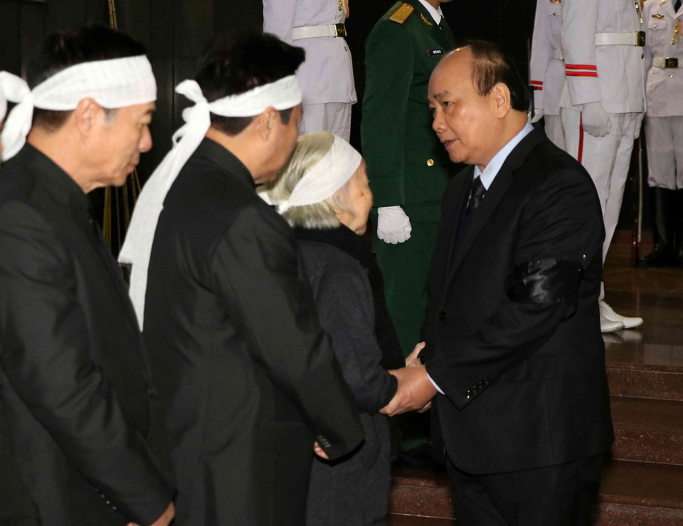 Thủ tướng Chính phủ Nguyễn Xuân Phúc chia buồn cùng gia quyến. (Ảnh: Văn Điệp/TTXVN)