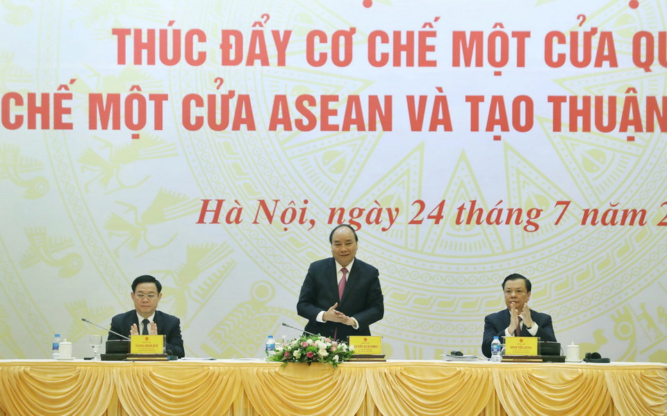 Thủ tướng Nguyễn Xuân Phúc, Phó Thủ tướng Vương Đình Huệ (bên trái) và Bộ trưởng Bộ Tài chính Đinh Tiến Dũng (bên phải) điều hành hội nghị. (Ảnh: Thống Nhất/TTXVN)