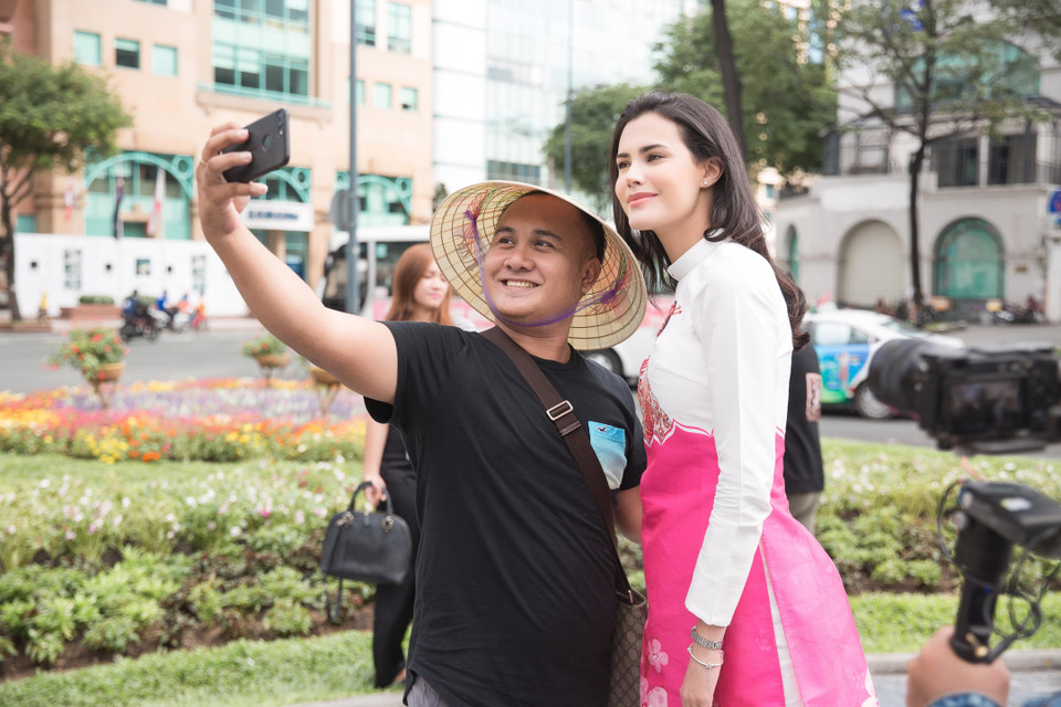 Món quà tuyệt vời và đầy ý nghĩa ấy đã được Mariem vô cùng trân trọng. Người đẹp dường như rất vui và háo hức khi được diện chiếc áo dài đặc biệt dạo chơi Sài Gòn và nhận được nhiều quan tâm của người hâm mộ. (Ảnh: CTV)