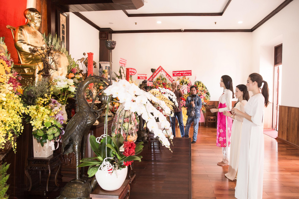 Trong hành trình của mình, hai nàng hậu đã thể hiện nét đẹp truyền thống và tấm lòng thành kính khi tới thăm và dâng hương tại tượng đài Chủ tịch Hồ Chí Minh tại Bến Nhà Rồng. (Ảnh: CTV)