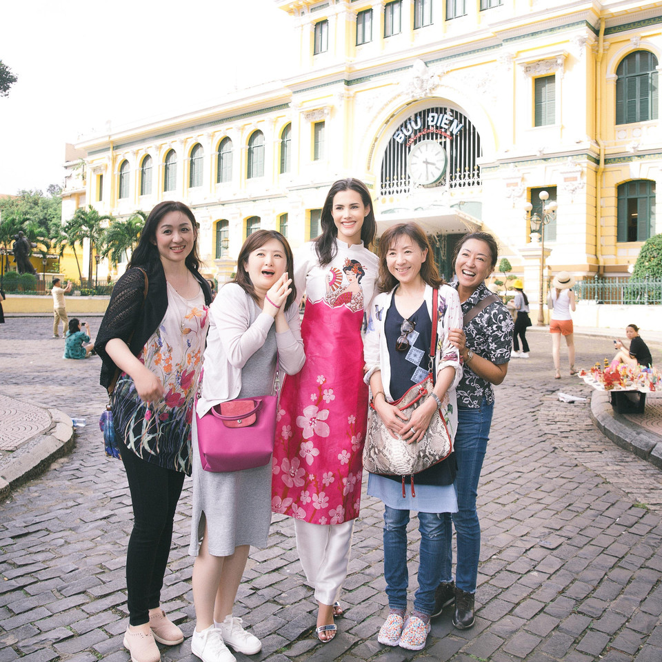 Khá nhiều người dân nhận ra đương kim Hoa hậu Quốc tế. (Ảnh: CTV)