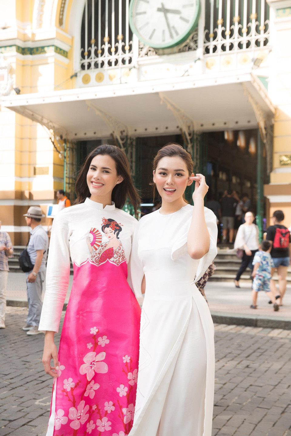 Nếu Á hậu Tường San ngọt ngào, duyên dáng trong tà áo dài trắng cách tân thì đương kim Hoa hậu Quốc tế Mariem lại rạng rỡ trong bộ áo dài đặc biệt do nhà thiết kế Ngọc Hân làm riêng theo số đo của Mariem. (Ảnh: CTV)