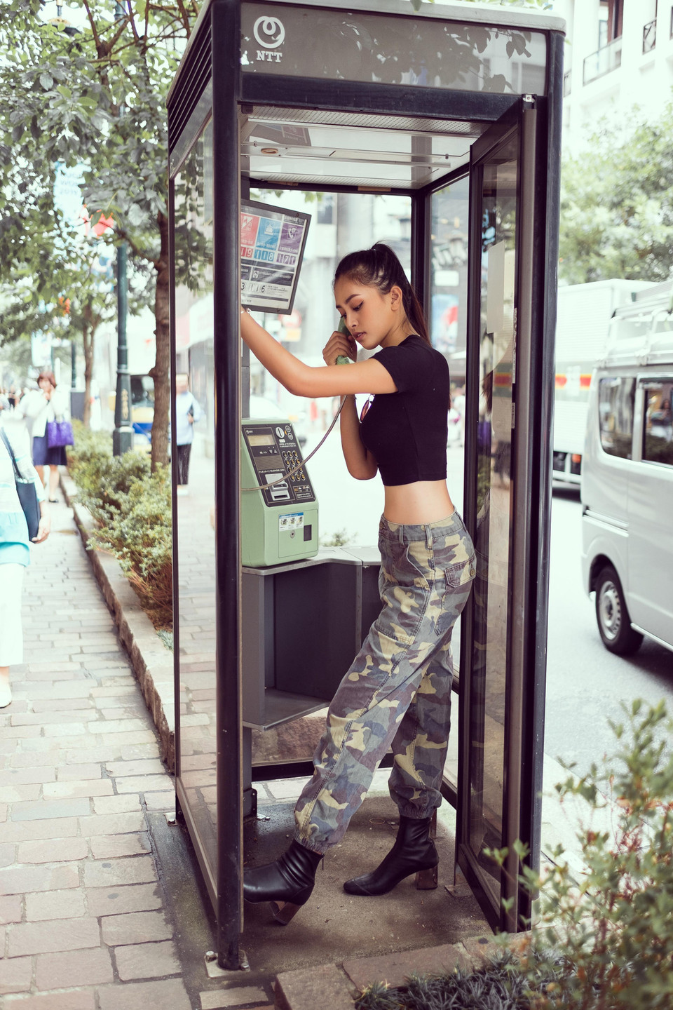 Không chỉ thả dáng đầy chuyên nghiệp với thần thái đỉnh cao mà Tiểu Vy còn khéo léo khoe vòng eo con kiến với áo croptop và quần jogger rằn ri cực chất. (Ảnh: Viết Quý/Vietnam+)