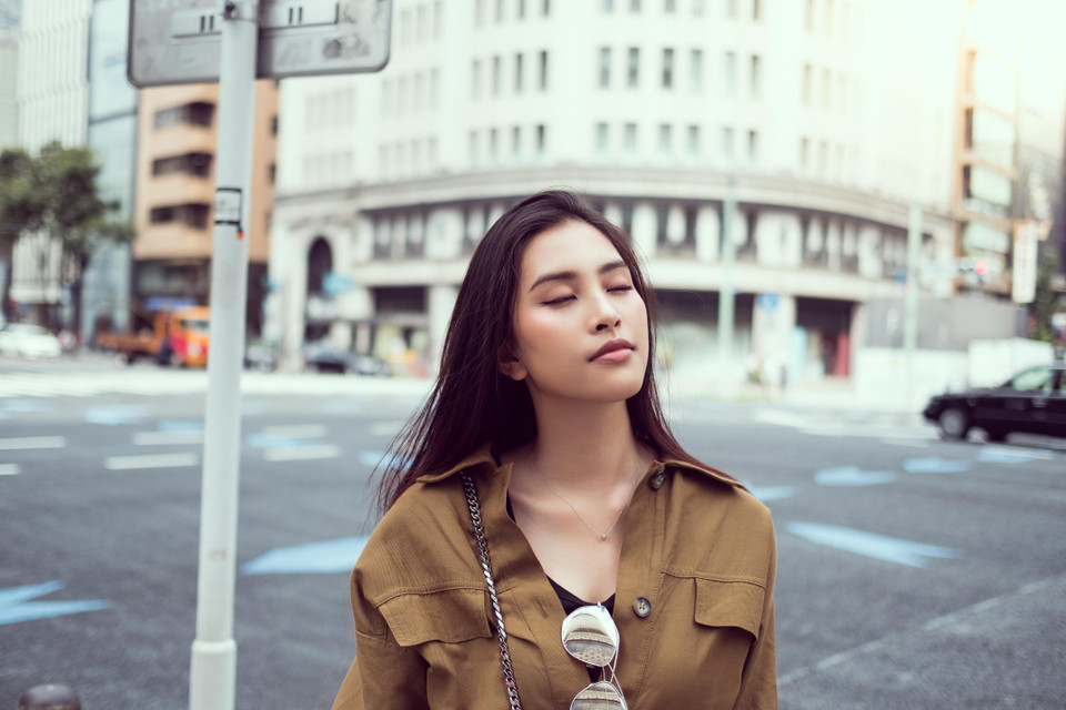 Mái tóc dài suôn mềm thả bay trong gió, chiếc áo dáng dài màu nâu trầm sang trọng giúp Tiểu Vy khoe trọn đôi chân dài miên man cuốn hút mọi ánh nhìn. (Ảnh: Viết Quý/Vietnam+)