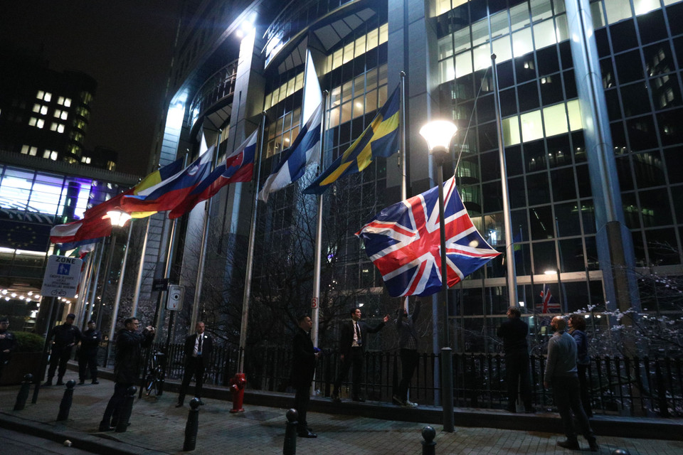 Lễ hạ quốc kỳ Anh tại trụ sở Nghị viện châu Âu ở Brussels, Bỉ tối 31/1/2020, thời điểm Anh chính thức rời Liên minh châu Âu. (Ảnh: THX/TTXVN)