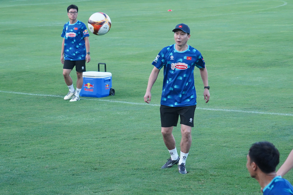 Huấn luyện viên Hàn Quốc thể hiện khả năng tâng bóng một chạm. (Ảnh: Việt Anh/Vietnam+)
