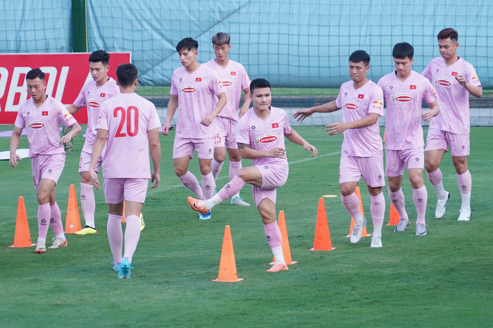 Là một trong những chân sút nội ghi bàn tốt nhất ở V-League 2023/24 (7 bàn thắng), Quang Hải (giữa) quyết tâm mang phong độ cao lên cấp Đội tuyển Quốc gia. (Ảnh: Việt Anh/Vietnam+)