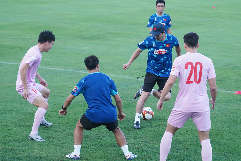 Pha đánh gót kỹ thuật của huấn luyện viên Kim Sang-sik. (Ảnh: Việt Anh/Vietnam+)