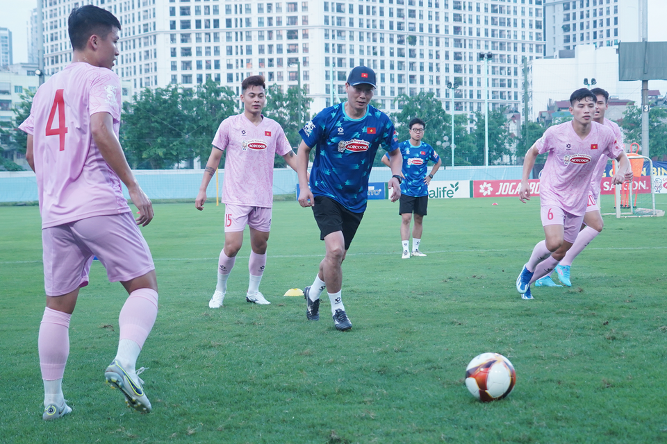 Sau bài tập khởi động, huấn luyện viên Kim Sang-sik tham gia buổi 'đá ma' với các học trò. (Ảnh: Việt Anh/Vietnam+)