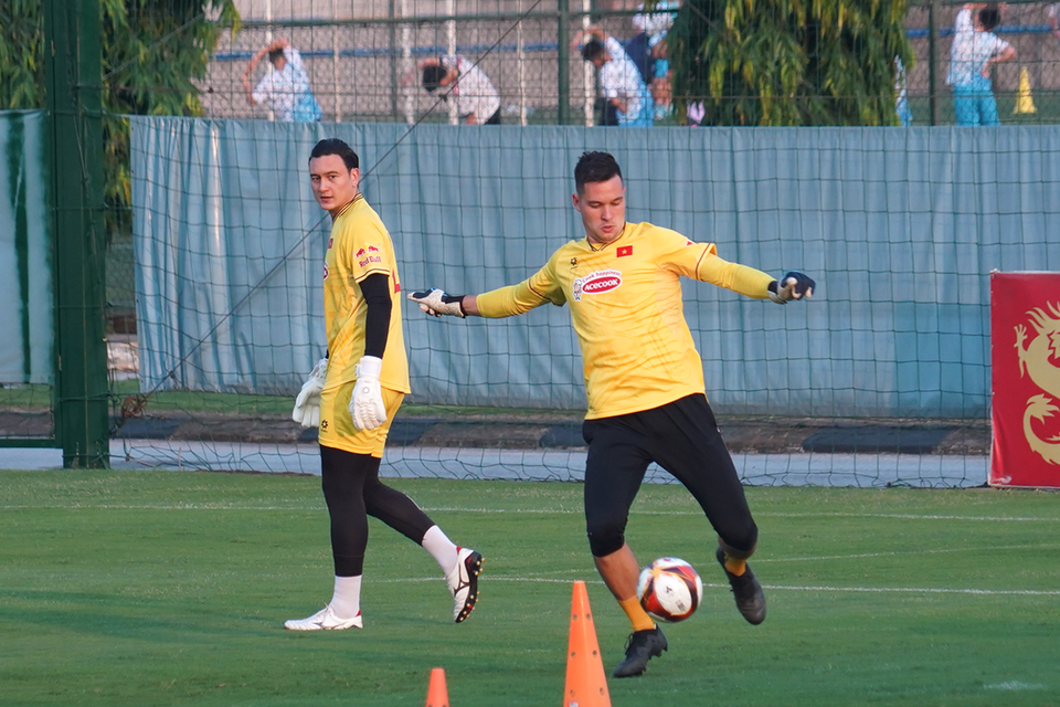 Vị trí số một trong khung thành của Đội tuyển Việt Nam nhiều khả năng sẽ là sự cạnh tranh giữa hai thủ thành Đặng Văn Lâm (trái) và Nguyễn Filip. (Ảnh: Việt Anh/Vietnam+)