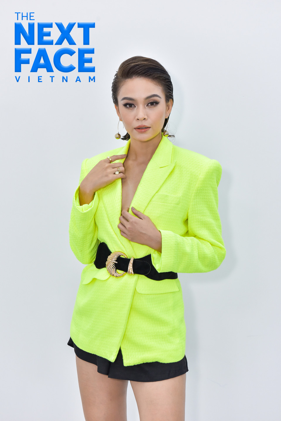 Sau phần ghi hình đầu tiên, huấn luyện viên Mâu Thủy còn thay đổi trang phục để đồng bộ với trang phục của các giám khảo còn lại. Lần này, Mâu Thủy đã chọn cho mình một chiếc áo blazer màu xanh neon kết hợp với váy ngắn và đôi boot cao, khéo léo khoe được đôi chân dài miên man. Điểm nhấn của bộ trang phục là chiếc thắt lưng đen nổi bật giúp cho Mâu Thủy càng thêm thanh lịch và trendy. (Ảnh: CTV/Vietnam+)