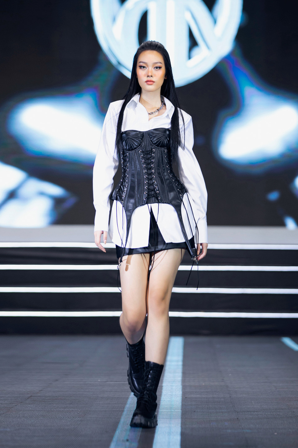 Chia sẻ trước thềm buổi trình diễn, nhà thiết kế Chung Thanh Phong tiết lộ thông điệp của bộ sưu tập: 'Sau thời gian dài thực hiện giãn cách, mọi thứ sẽ thay đổi và thời trang cũng không ngoại lệ.' (Ảnh: CTV/Vietnam+)