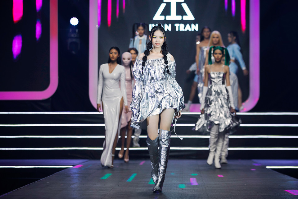 Còn khá trẻ nên Ivan Trần thường trú trọng vào những mẫu thiết kế sáng tạo độc đáo theo phong cách tương lai. (Ảnh: CTV/Vietnam+)