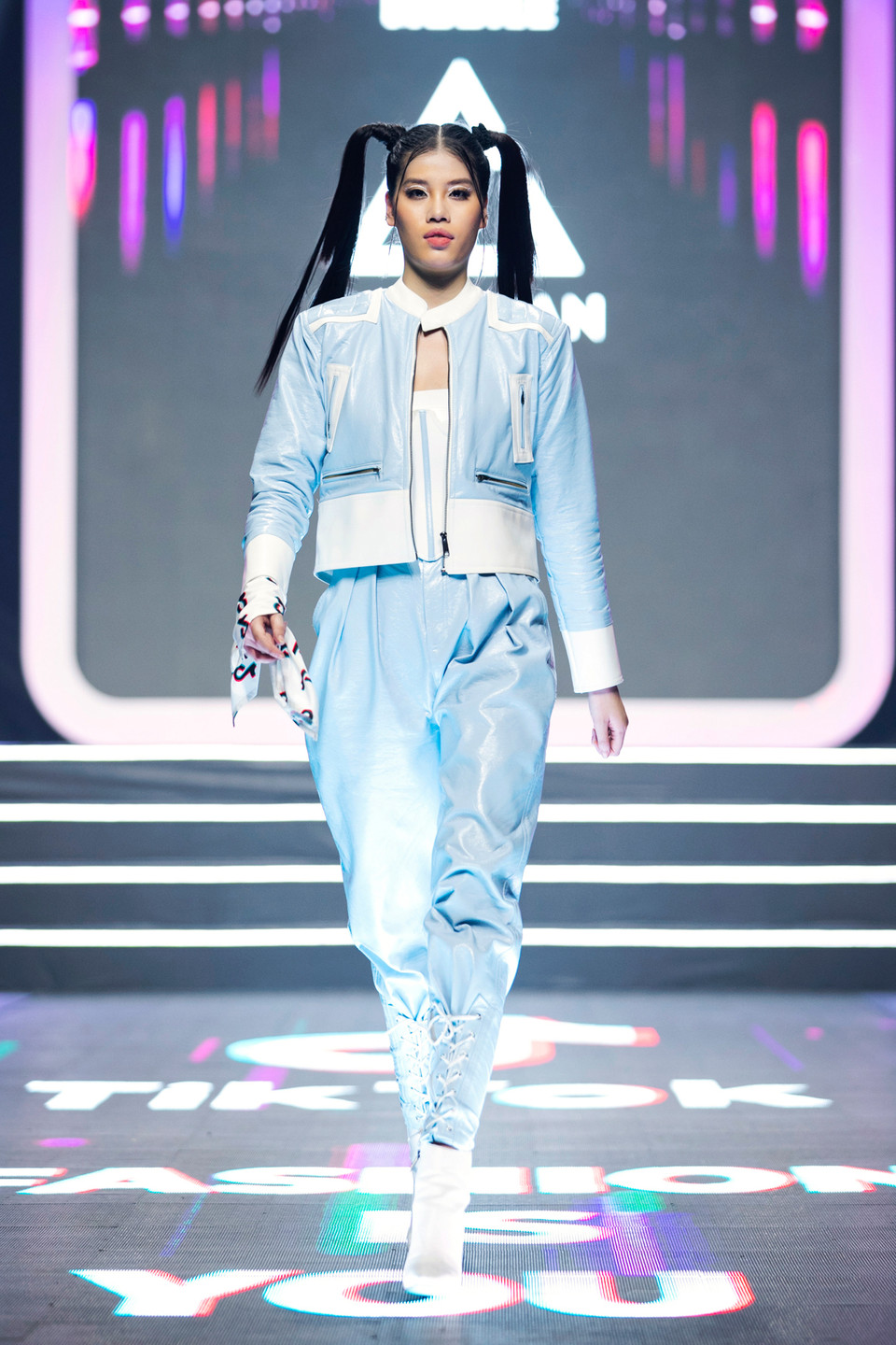 Ivan Trần bắt đầu nổi tiếng từ cuộc thi Project Runway Vietnam 2015. Sau cuộc thi này, Ivan Trần đã có những bước tiến vững chắc trên con đường theo đuổi đam mê thời trang của mình. (Ảnh: CTV/Vietnam+)