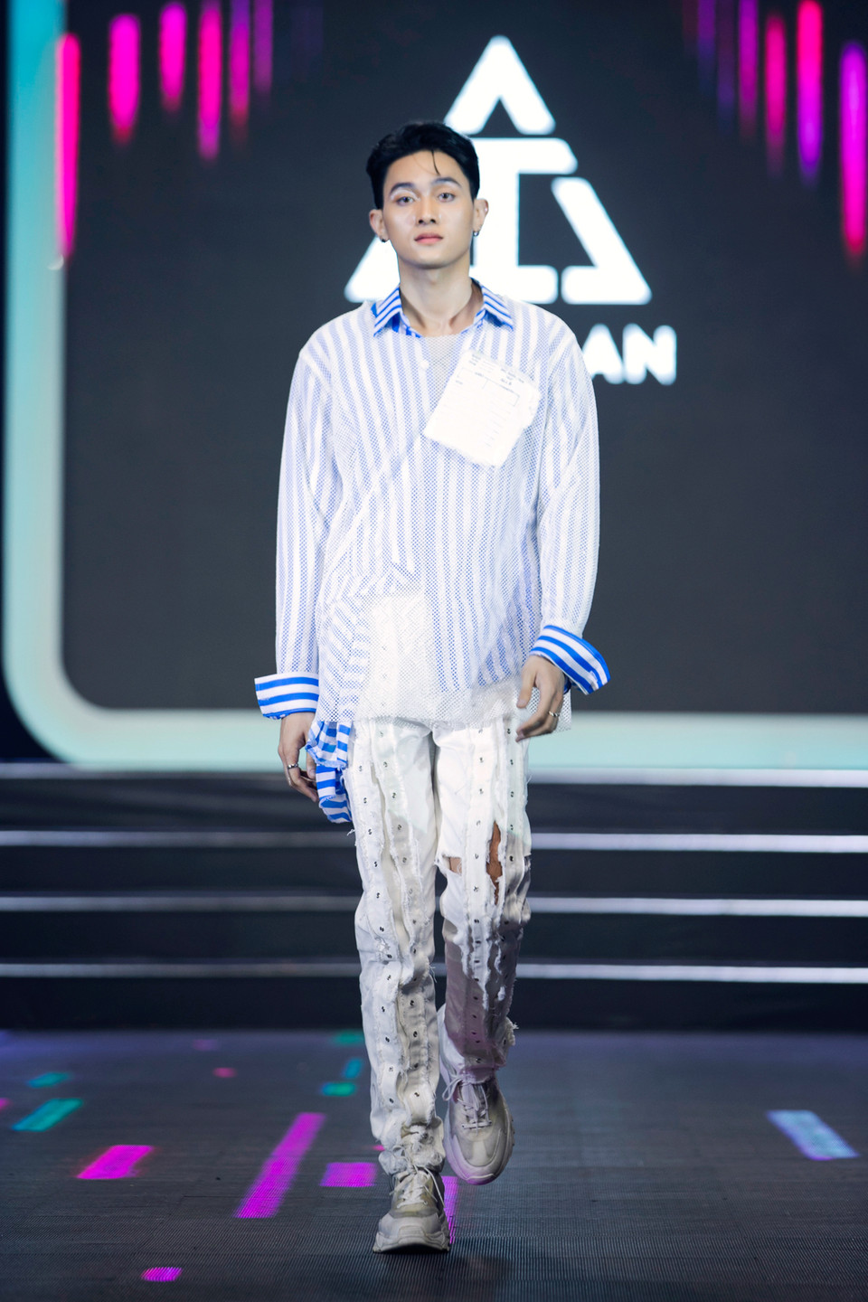 Là người luôn đề cao cá tính riêng, Ivan Trần không ngừng sáng tạo và mang đến nhiều mới lạ trong các thiết kế của mình. Đến nay, Ivan Trần đã có những bộ sưu tập để lại dấu ấn cá nhân như: That you by you because you, Summer change, Hành trình tới tương lai (Futuristic), Phượng hoàng đen... (Ảnh: CTV/Vietnam+)